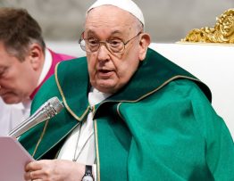 En medio de miles de palabras online y offline, escucha la palabra de Dios, dice el Papa